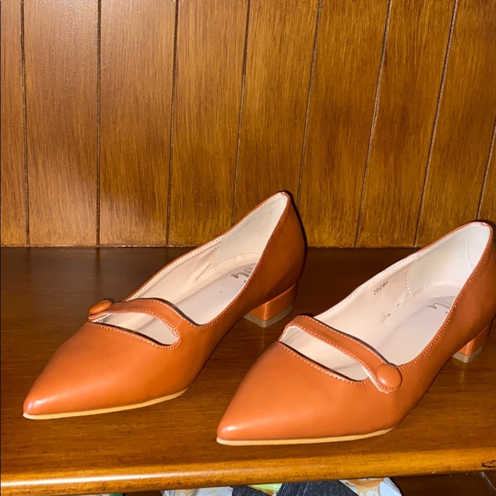 Low heel pointy shoes